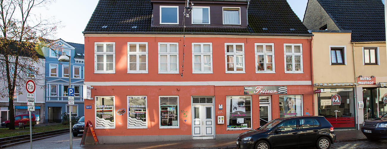 Frontansicht auf das rote Mehrfamilienhaus in der Neustadt 53.