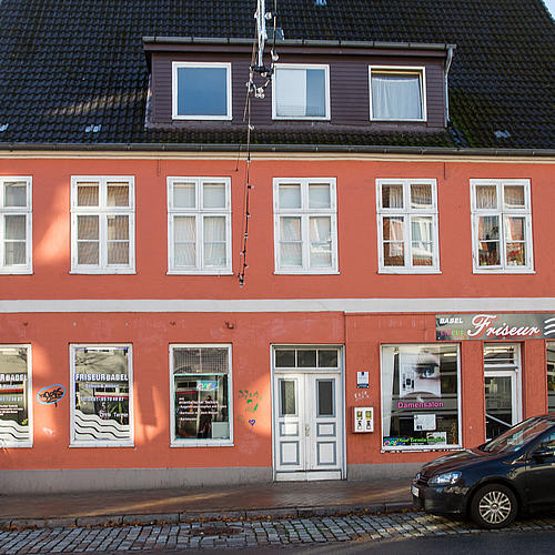 Frontansicht auf das rote Mehrfamilienhaus in der Neustadt 53.