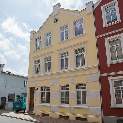 Frontalansicht auf das gelbe Gebäude in der Teichstraße 2.