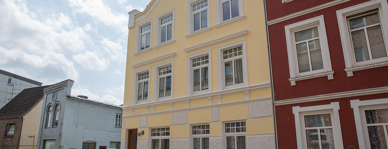 Frontalansicht auf das gelbe Gebäude in der Teichstraße 2.